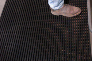 Safety Grid Diamond - Slip Resistant Drainage Matting - Commercial Work Facility