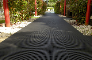 Safety Grid Sport - Wet Area Traction Mat - Indoor Outdoor Drainage Matting - Extra Large Exterior Walkway
